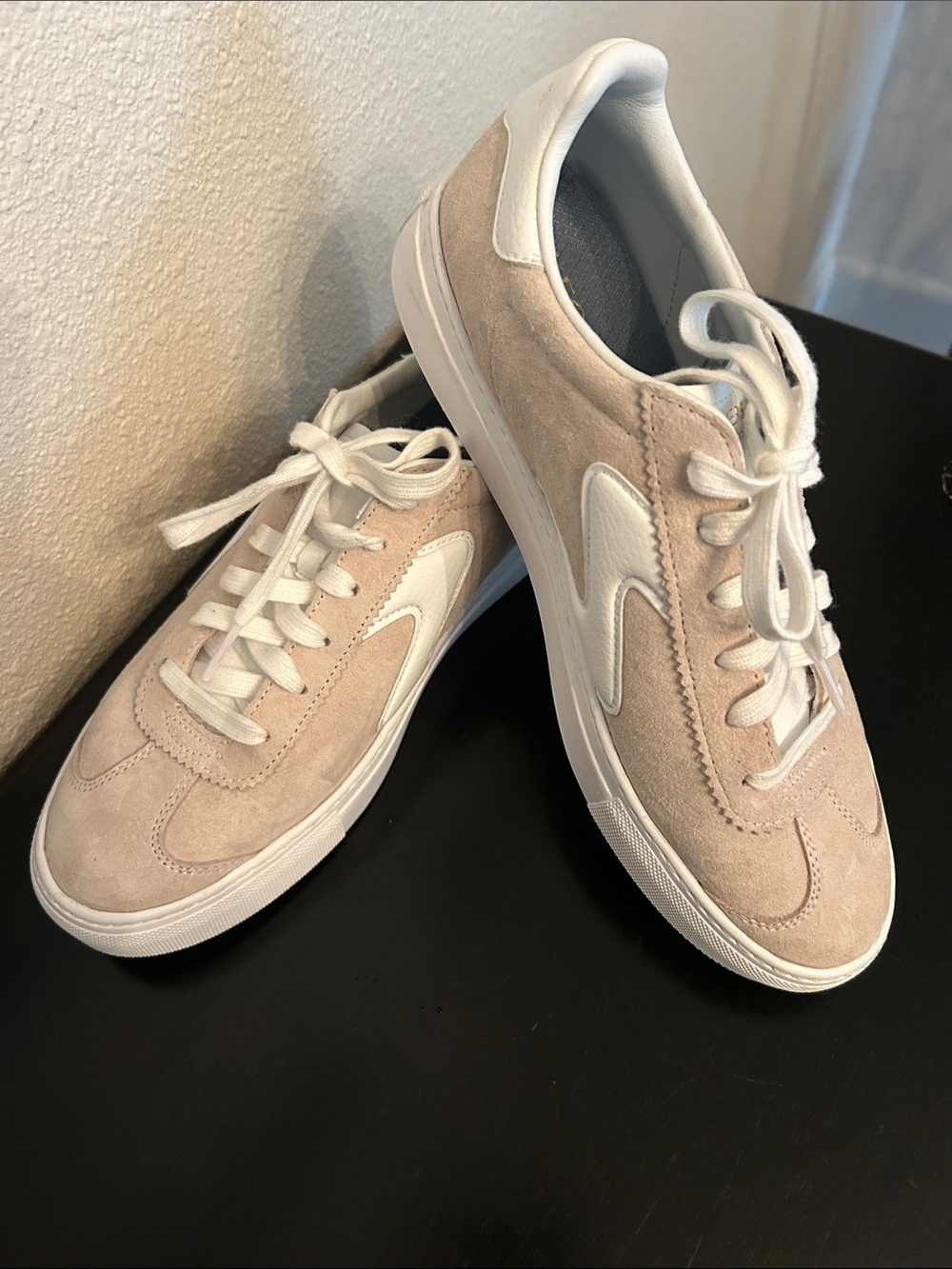 Skechers Arch Fit Legend Suede Court Sneakers Beige White Women’s Size 8.5